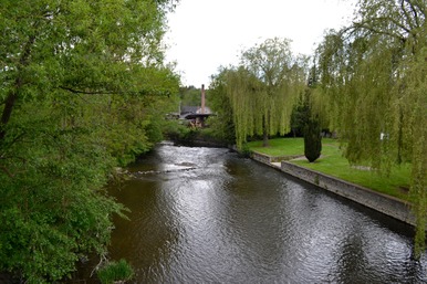 Ce village est la limite géologique entre l’Ardenne et la Famenne, il est à la fois schiste et calcaire. Les promeneurs pourront marcher le long de la Calestienne multiflore et les giboyeuses forêts ardennaises. La vallée de la Lesse divise le village en deux, il est rassemblé par un pont double qui lui donne un charme unique.
